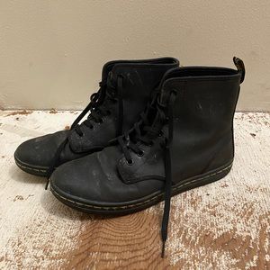 SHERIDAN WOMEN'S MATTE CASUAL BOOTS - DR. MARTENS